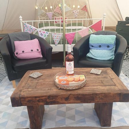 Wildberry Glamping Hotell Orgères-la-Roche Exteriör bild