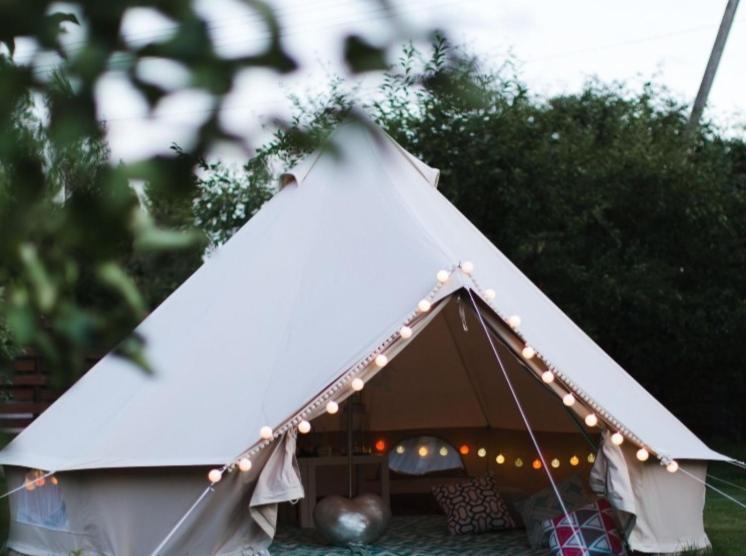 Wildberry Glamping Hotell Orgères-la-Roche Exteriör bild