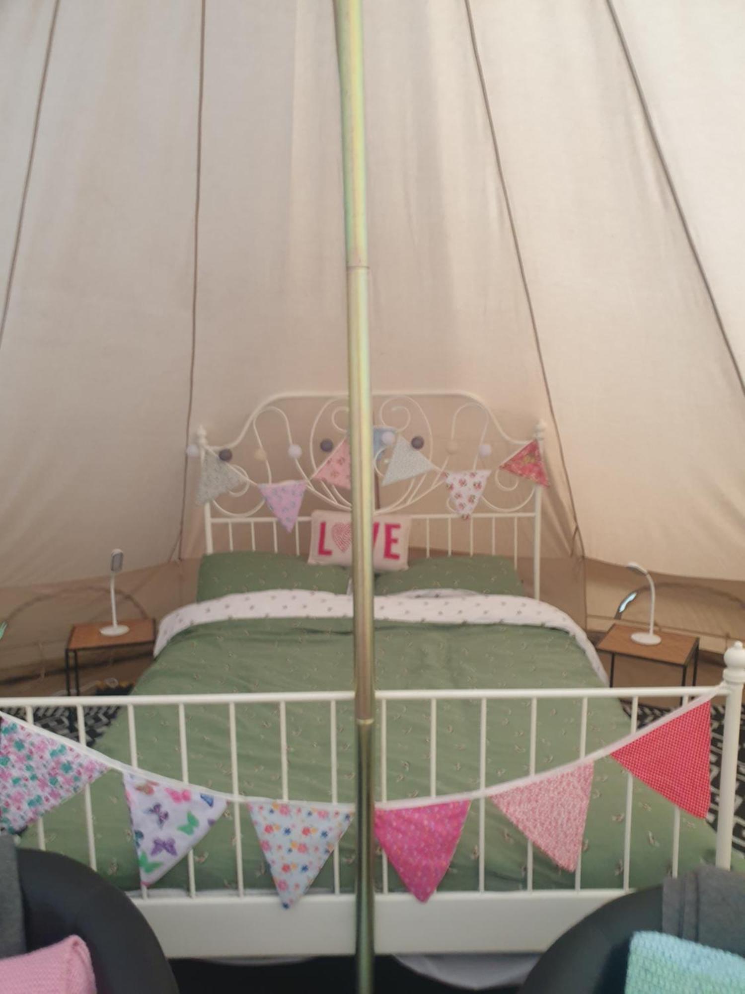 Wildberry Glamping Hotell Orgères-la-Roche Exteriör bild